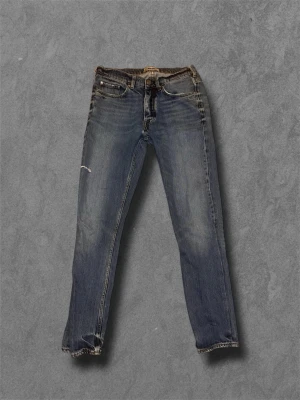 Acne Studios Vintage Denim Jeans - Säljer dessa jeans med snygga fades och slitningar från Acne Studios. Storlek: 31/32. Skick är 9/10. Hör av er ifall ni har fler frågor!
