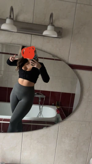 Grå leggings med hög midja - Säljer ett par gråa leggings med hög midja och tight passform. De är enkla och stilrena utan synliga detaljer eller mönster, perfekta för dig som gillar en clean look. Materialet är mjukt och stretchigt, vilket gör dem riktigt sköna att ha på sig.