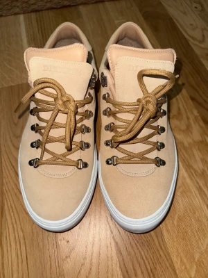 Beige mockasneakers från Diemme - Snygga beige sneakers från Diemme med mockaöverdel och vita platta sulor. Skorna har rund tå, grova snören och metallöglor som ger en cool outdoor-vibe. Perfekt för dig som gillar stilrena och trendiga skor med lite edge. Dm för frågor🙌!