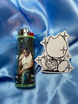 LEAN//BLADEE - lighter - ⭐️1st Refillable BIC MAXI LIGHTER med wrap & rhinestones + drain sticker ⭐️ ✨OBS: under lighter drop 13/12 kommer endast de lighters som har foto och eller sticker med sig i bilden inkludera det, de lighters som ej har något mer i bilden kommer utan något extra!✨🤍 FREEBIES (godis & random stickers) ingår alltid i alla paket 🤍