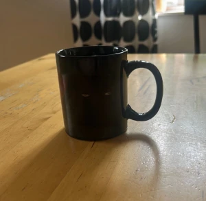 Svart Pennywise kopp med tryck - Säljer en svart kopp med Pennywise-tryck från filmen IT. Trycket kommer fram i varmt vatten o koppen 