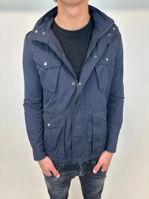 Woolrich Jacka  - Hej! Säljer nu denna väldigt snygga och eftertraktade Woolrich Fieldjacka! Jackan är slutsåld överallt och går inte att få tag på… jackan är perfekt nu till vintern, Storlek XS Ny pris: 6000 kr Säljs för: 1499 kr