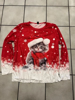 Röd jultröja med kattmotiv storlek XL - Röd jultröja med kattmotiv storlek XL