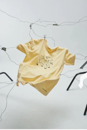 Yung Lean Poison Ivy t-shirt - Gul lean poison ivy t-shirt med ett jävligt gulligt lamm, i XL. Köpt för ett par år sedan och använd fåtal gånger. Möts i Stockholm eller fraktas. Se min profil för liknande tröjor