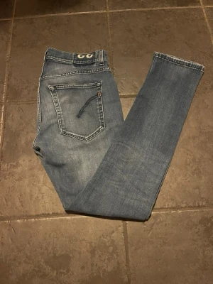 Dondup Jeans - Säljer ett par otroligt snygga Dondup jeans nu | Storlek: 33 | Skick: 9/10, inga defekter | Modell: Richie, sitter slim och väldigt lika George | Nypris: 3500kr, vi säljer för endast 795! Hojta till vid intresse 