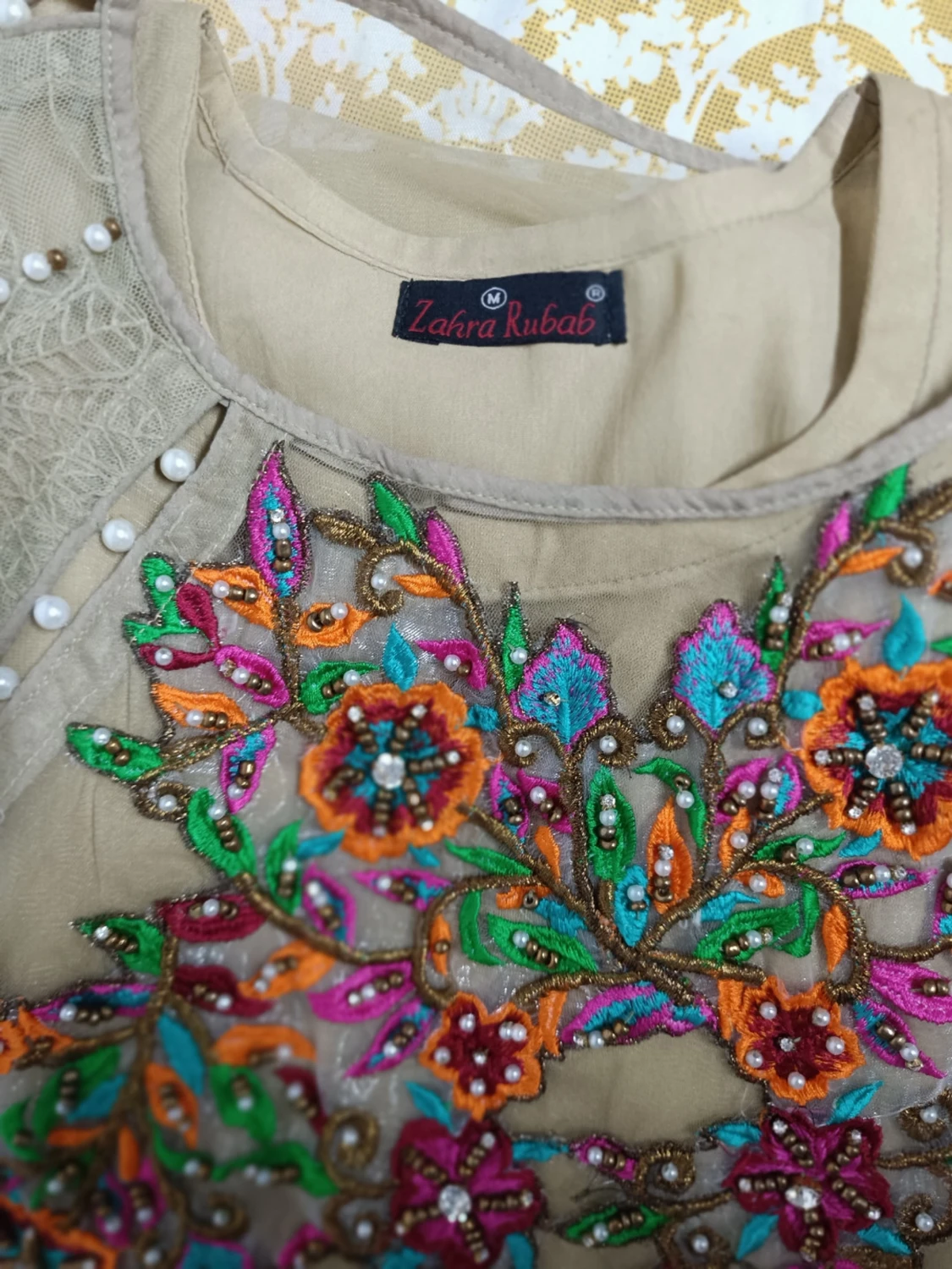 Beige blommig klänning från Zahra Rubab - 1