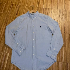 Ralph Lauren Skjorta - Ralph Lauren | Stl: ~16     passar 165-175 cm ungefär | Skick 7/10 | Nypris: ~1500kr | Priset kan diskuteras!!