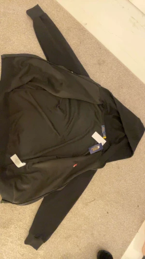 Ralph Lauren  - Helt nyss Polo Ralph lauren kofta perfekt till kvällen samt under dagen men en röd logga på bröstet.Mer bilder och pris kan diskuteras 