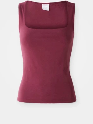 Vinröd topp från Gina Tricot - Säljer min jättefina vinröda topp från Gina Tricot! Har använt den endast 1 gång, säljer pga att den inte kommer till användning. 💕💕