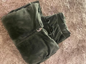 Juicy Couture - Juicy Couture velour-set – mörkgrönt  Säljer mitt äkta Juicy Couture-set i mjuk velour. Kofta: storlek L Byxor: storlek M. Pris kan diskuteras. Vid frågor och funderingar kontakta mig.