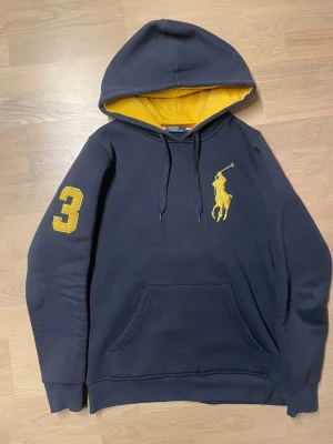 Ralph Lauren Big Pony Hoodie - Säljer en mycket eftertraktad hoodie från ralph lauren | Storlek: S | Modellen är 182cm/69kilo | Fint skick, inga defketer | Pris: 599kr | Skriv vid intresse!