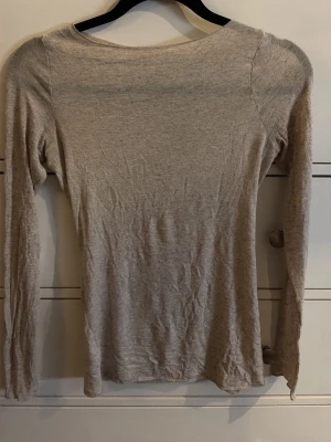 Beige långärmad tröja från Intimissimi - Superskön och tunn beige långärmad tröja från Intimissimi, gjord i ultralätt material med kashmir. 