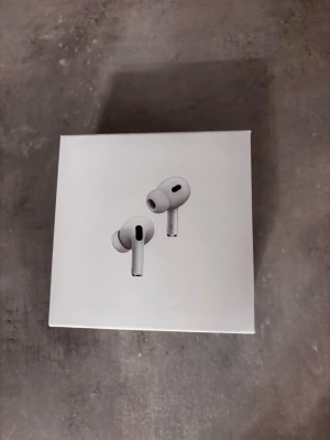 AirPods Pro (2nd Generation) with MagSafe Charging Case (USB-C) - Säljer ett par Apple AirPods Pro (2nd Gen) med MagSafe-laddningsetui (USB-C). Produkten är i originalförpackning och ser ut att vara i nyskick. Perfekt för dig som vill ha trådlösa hörlurar med aktiv brusreducering och hög ljudkvalitet.