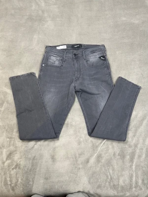 Replay Anbass hyperflex  -  Modell: anbass hyperflex  Storlek: 31 Mått 📏 👇 Midje mått: 37 cm  längd: 99 cm Hör av dig vid frågor, funderingar, bilder eller pris förslag!   Mvh Jonatan 😁