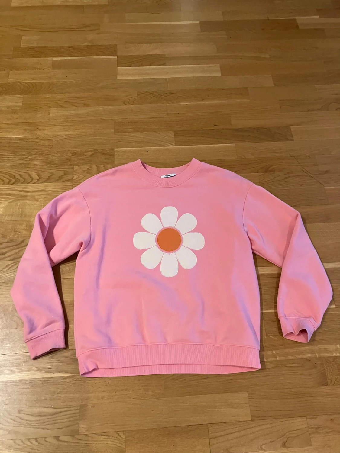 Rosa sweatshirt med blomtryck från Monki