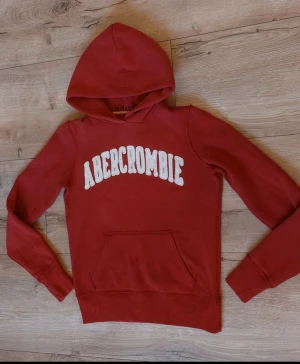 Abercrombie and fitch hoodie  - Säljer en hoodie i bra skick storlek M men sitter som xs, skriv om ni har några frågor!
