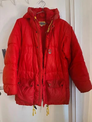 Fjäll räven jacka - Säljer en jättesnygg fjäll räven jacka. Köpt för runt 7500kr. Inga hål. Behöver en liten tvätt och den är inte lika puffig som en ny!
