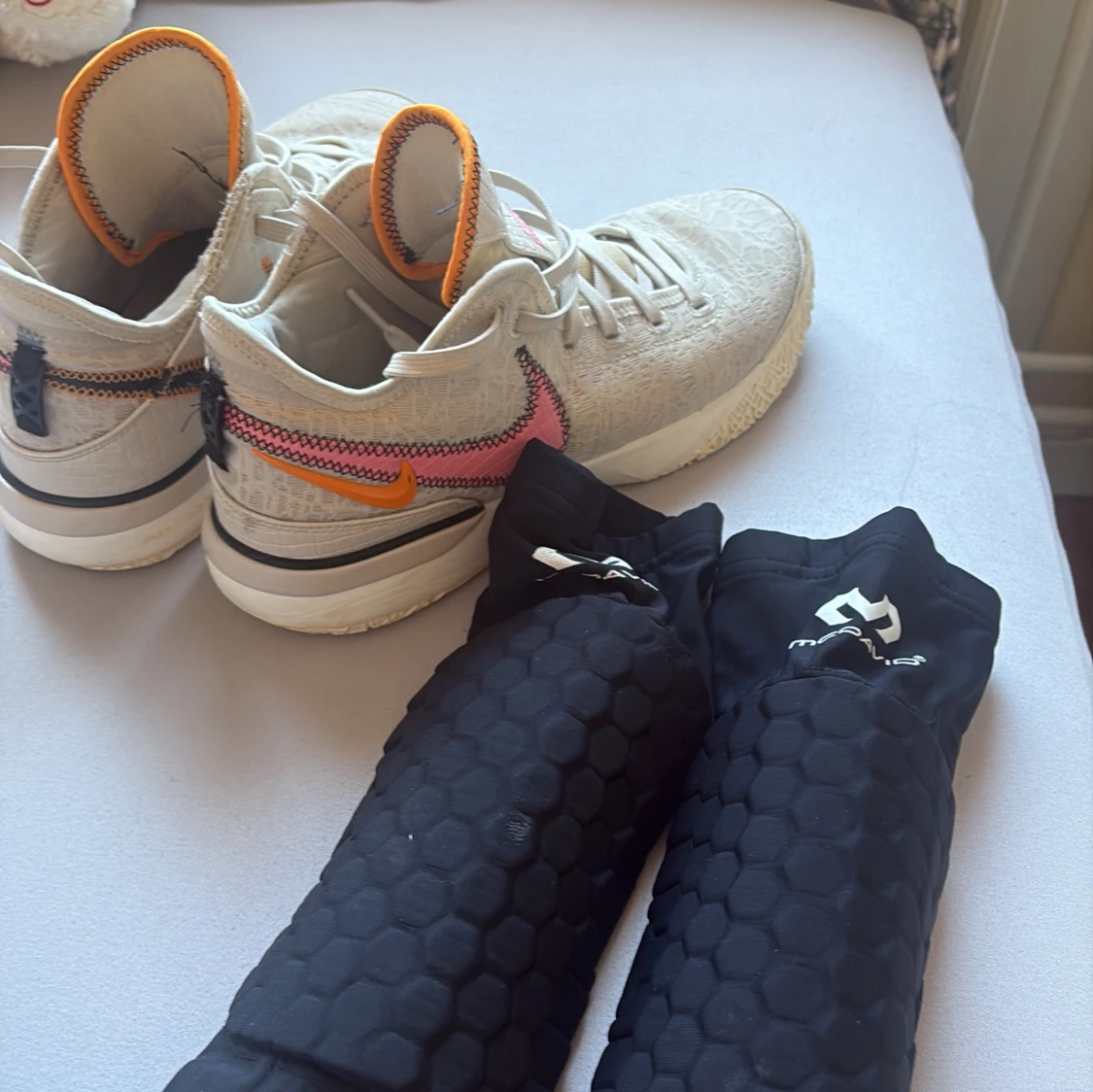 Nike basket skor och knä skyd - 4