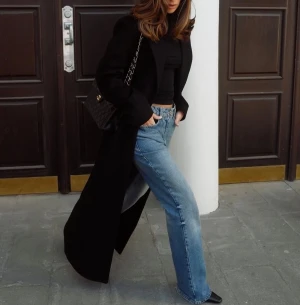 SNYGG lång svart kappa  - Sjukt snygg lång svart kappa. Från NA-KD. Storlek 32, men passar mer 36/S då den är mycket oversize. 