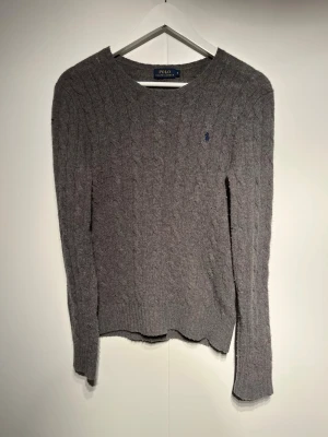 Grå Stickad tröja Polo Ralph Lauren - Grå Stickad tröja Polo Ralph Lauren. Den är i storlek S och är fint skick. Kom privat för mera info eller frågor🤗