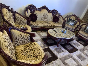 Soffa, fåtöljer, bord, matta - Säljer nu Soffan med alla tillbehör, de stora bordet på bilden samt två andra små mord. Mattan på bilden medföljer också