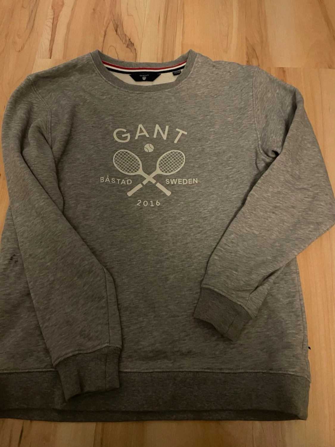 Grå sweatshirt från GANT med tryck