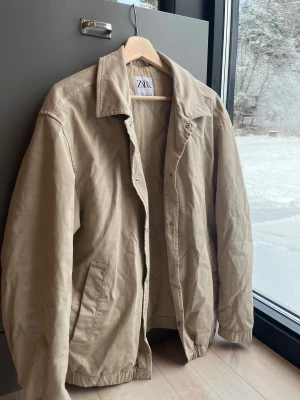 Beige vadderad jacka från Zara, L - Beige vadderad jacka från Zara i storlek L