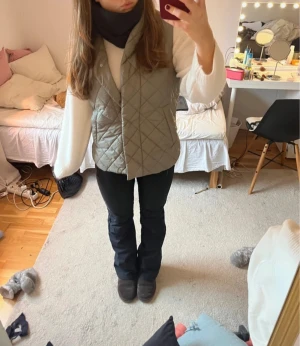 Beige dunväst från Lindex - Säljer en beige quiltad dunväst från Lindex med oversized passform, står storlek S Men skulle mer säga att den passar M eller S om man gillar att den sitter lös, kan såklart skicka fler bilder om det behövs, den har inga fläckar och ser ut som ny! ❣️❣️
