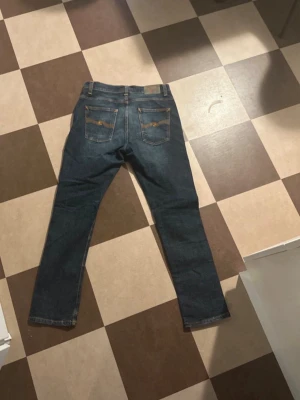 Nudie Jeans - Väldigt feta nudie jeans med en sjuk fade. Dessa är väldigt eftertraktade och fina. W29 L32