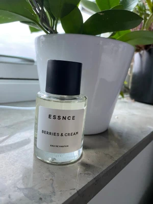 Essnce Berries & Cream Parfym - Modern Eau de Parfum med namnet Berries & Cream från ESSNCE. Stilren flaska och trendig look – perfekt för dig som vill sticka ut med något unikt i parfymhyllan. Som synes på bilderna är flaskan så gott som full. - 1-2 ml uppskattningsvis 
