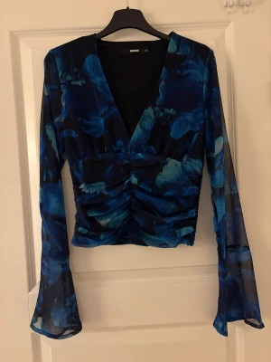 Festtopp - Jättesnygg topp perfekt till fest🥳 toppen är köpt på Bik Bok och är bara använd två gånger!