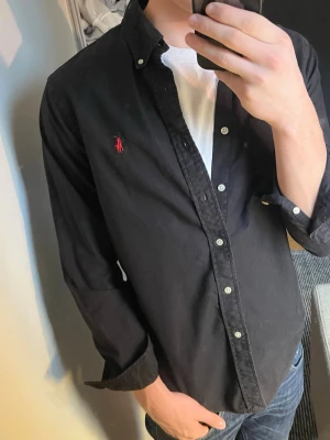 Ralph lauren skjorta - Tjena säljer nu denna otroligt feta Ralph lauren skjortan. Storlek S   Skick: 8/10