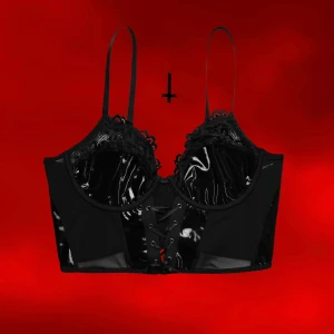 Bralette 🖤 - Drömmig svart bralette med lackdetaljer och snörning! 🖤🥀Endast testad - som ny! ✨Storlek M (klippte bort lappen pga skavde emot) 📏Köp nu 💌