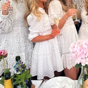 Studentklänning  - Säljer min superfina klänning från Sandro! Prislapp kvar så aldrig använd, helt perfekt till studenten och sommaren 🩷