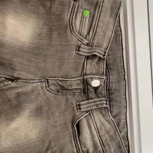 Cheap Monday jeans  - Snygga grå cheap Monday jeans storlek 26/32 men jag har sytt upp dom lite så nu är dom nog 26/30