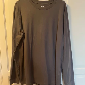 Mörkgrå långärmad tröja från Lager 157 strl M - En basic mörkgrå långärmad tröja från Lager 157 i 100% bomull. Tröjan har en enkel och clean design med rund halsringning och normal passform. Aldrig använd. Storlek M. Kan hämtas i Vallentuna.