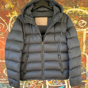 Herno jacka  - Unik herno jacka. Storlek 50 S-M. Fint skick. Bara att höra av sig till oss vid minsta funderingar😁