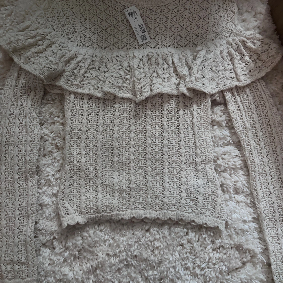 Beige spetsblus med volang