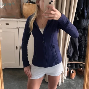 Lululemon Define Jacket - Snygg marinblå define jacket från Lululemon. Den är i jättebra skick men säljer då den blivit för liten. Storlek 4💕💕