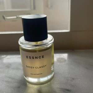 ESSNCE Sassy Classy Eau de Parfum - Säljer en ESSNCE parfym med namnet Sassy Classy. 