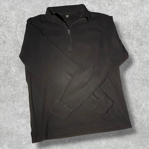 Uniqlo tröja - Svart Quarterzip från Uniqlo. Jätte bra skick. Stilig och elegant. 😮‍💨 Tillverkad i 100% bomull. Kontakta gärna för frågor📲