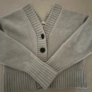 beige Kashmir/ull kofta  - Beige Kashmir/ull kofta från Hm. Storlek xs. Nyskick!!