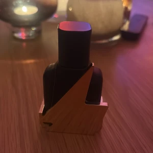 Flor de Mayo parfym för män - Stilren parfym för män från Flor de Mayo. Flaskan har en unik design med trädetalj. Volym: 30 ml. Ingredienser: Alcohol denat., aqua, parfum, ethylhexyl methoxycinnamate, limonene, linalool, citronellol.