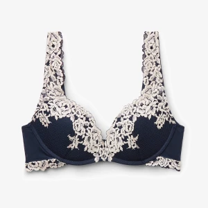 Mörkblå spets-bh med blommig detalj - Snygg mörkblå bh från intimissimi med vacker blommig spets i vitt längs kupor och axelband. Ger en lyxig känsla och har en feminin design med fina spetskanter. Perfekt för dig som vill ha något extra under kläderna. Den är i storlek 75 C och har inga defekter alls💙 köptes nyligen! 