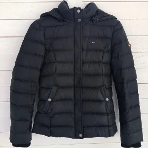 Svart vinterjacka Tommy Hilfiger - Skön och varm vinterjacka från Tomme Hilfigher. Storlek XS