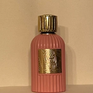 Qissa pink EDP Paris corner  - Paris corner Qissa pink Parfym med noter av kokos, äpple, ros, viol, jasmin, vanilj, socker  sandelträ. Cederträ och patchouli  100ml flaska  ca 95ml kvar 