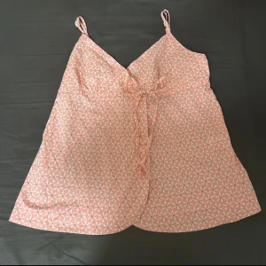 Orange sommar topp - Orange sommar topp med blommig mönster och smala justerbara axelband