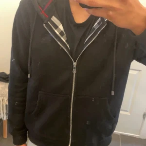 Burberry hoodie - Säljer denna riktigt feta burberry zip up hoodien som jag knappt använt, mycket fint skick o inga defekter samt tagsen med kommer. Storleken är L men passar med M. Jag är 184 cm och den sitter perfekt. Kontakta via funderingar