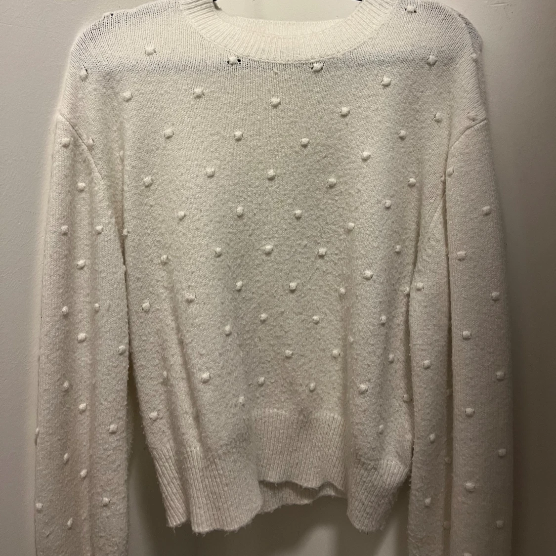 Vit stickad tröja med prickar