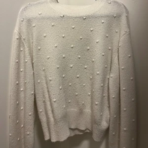 Vit stickad tröja med prickar - Superfin vit stickad tröja med små prickar över hela. 